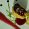 Foie gras maison Lafitte à la plancha, purée de pomme reine des reinettes, brioche et réduction de vin rouge.