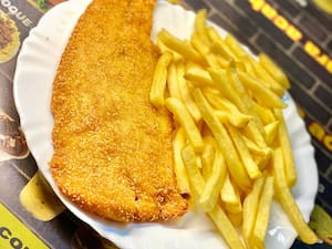 Peixe Crocante Com Fritas 1 Mini Fruki Frito Empanado Oleo De Algodão Batata