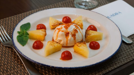 Burrata Com Ananás Grelhado, Tomate Cereja Assado, Azeite De Tomate Seco E Manjericão