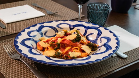 Fettuccine Ao Açafrão Com Molho De Tomate Fresco, Bróculos E Pecorino Romano