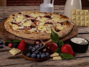 Pizza Chocolate Branco E Frutas Vermelhas