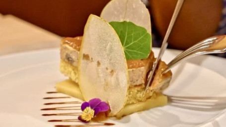 Terrina de foie gras, gelatina de maçã e mel, tosta de brioche, marmelada de figo