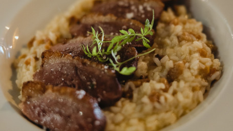 Peito De Pato Corado Na Frigideira Com Especiarias, Flor De Sal E Arroz De Fumeiro