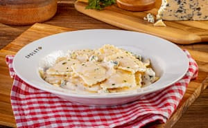 Ravioli De Mozzarella De Búfala Ao Molho Branco E Gorgonzola