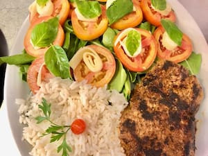 Opção 2: Filé Mignon, Salada Caprese E Arroz Branco