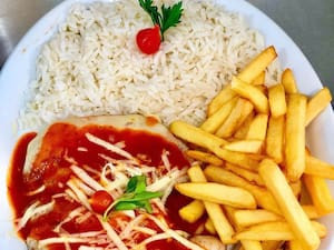 Filé De Frango Ao Molho Sugo, Batata Fritas E Arroz Branco.