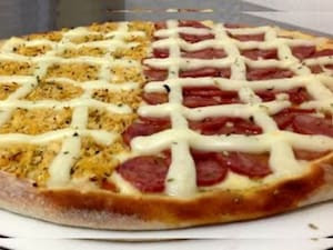 1 pizza Família 12 fatias, Frango Catupiry 1/2 Calabria