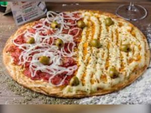 Pizza Família 12 fatias: 1/2 Frango c/ Catupiry 1/2 calabresa