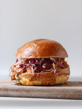 Shāo Kǎo Jiàng Shǒu Sī Jī Hàn Bǎo Bbq Pulled Chicken Sandwich