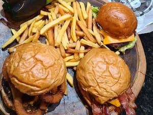 Combo Trio (Três Burguers Três Fritas 450G Coca-Cola De 1 Litro)