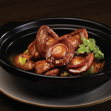Xiāng Cōng Bào Yú Jī Bāo Braised Chicken And Abalones With Scallion In Casserole