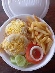 Dois Ovos Fritobatata-Frita, Arroz, Feijão De Caldo Salada