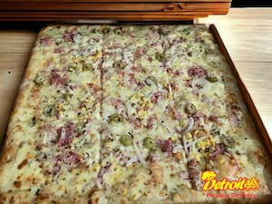 Pizza Quadrada Grande (9 Fatias) Portuguesa