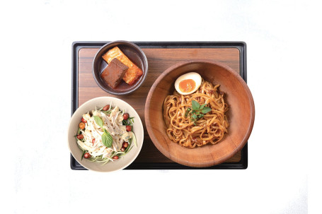 Sōng Lù Tǎ Tǎ Jiàng Jī Sī Shǒu Gōng Bàn Miàn Shredded Chicken With Truffle Tartar Sauce Handmade Noodles