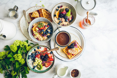 Festa Em Família De Café Da Manhã Com Waffles