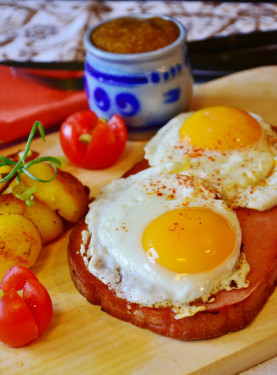 Bolacha De Salsicha Com Refeição De Ovo