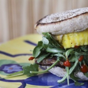 Sanduíche De Linguiça, Ovo E Queijo No Muffin