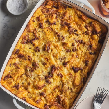 Sanduíche Clássico De Pequeno-Almoço Com Salsicha E Cheddar