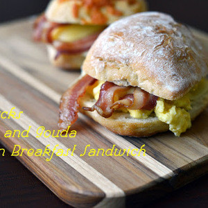 Sanduíche Artesanal De Pequeno-Almoço Com Bacon E Gouda