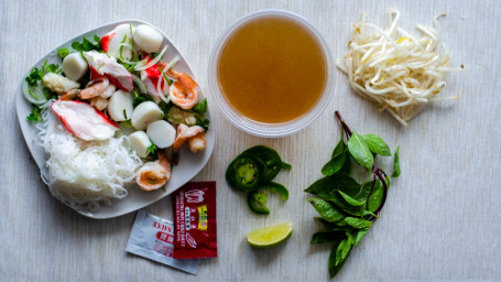 17. Seafood Noodle Soup Phở Đồ Bien