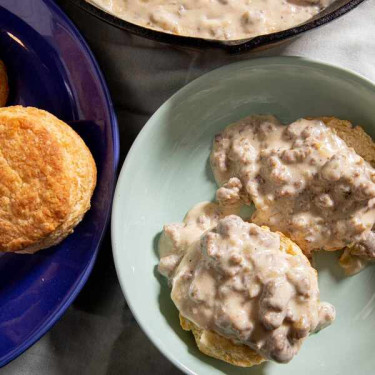 Biscuits N' Gravy Com Bacon Ou Linguiça