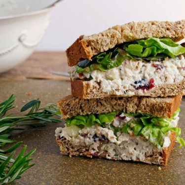 Salada De Frango Com Cranberry E Nozes Pecan Para Toda A Família