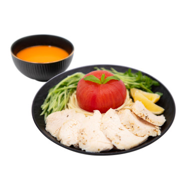 Méi Zì Fān Jiā． Màn Zhǔ Jī Xiōng Lěng Zhān Miàn Cold Noodle With Tomato Dipping Sauce, Whole Marinated Tomato And Sous Vide Chicken Breast