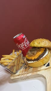 Combo 3: 1 Cheddar Burguer Batata 120G Coca-Cola Lata 350Ml