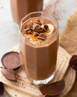 Smoothie De Manteiga De Amendoim Com Copo De Chocolate