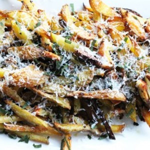 Batatas Fritas Carregadas Com Alho E Parmesão