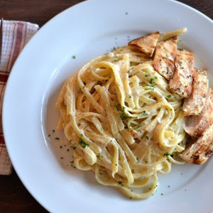 Fettuccine Alfredo Com Frango Grelhado