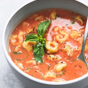 Sopa De Tomate E Manjericão Como Acompanhamento