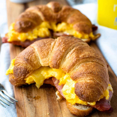 Croissants De Ovo E Queijo