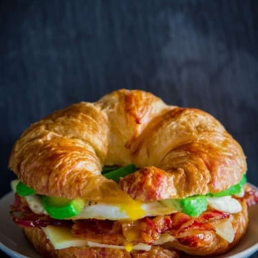 Sanduíche De Croissant Para O Café Da Manhã