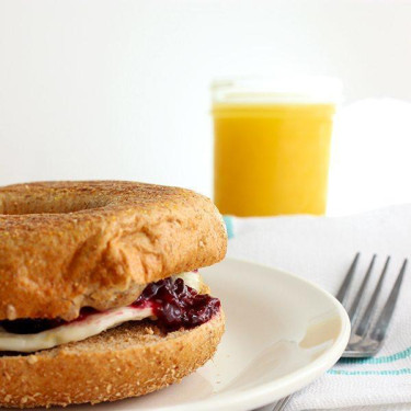 Bagel Com Manteiga De Amendoim E Geléia