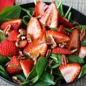 Salada De Espinafre Com Frutas Silvestres De Estação