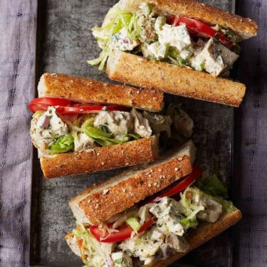 Refeição De Sanduíches De Salada De Frango