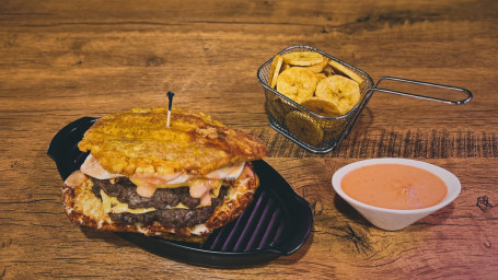 Totón Burger With Plátano Chips