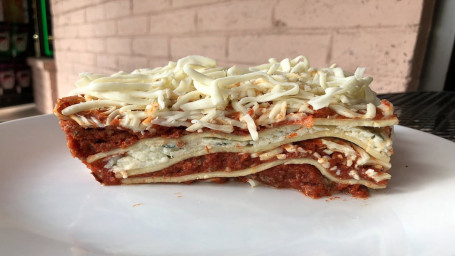 Meat Lasagna W/Garlic Bread