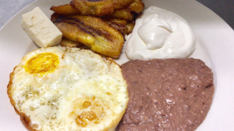 Huevos Estrellados Con Platano, Queso Frijoles