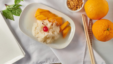 #1. Sweet Sticky Rice With Mangoes