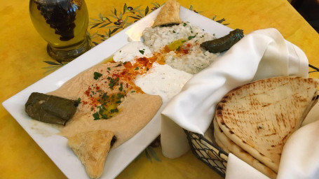 Tzaziki Sauce With Pita Bread