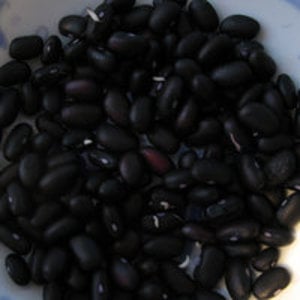 Latas de feijão preto
